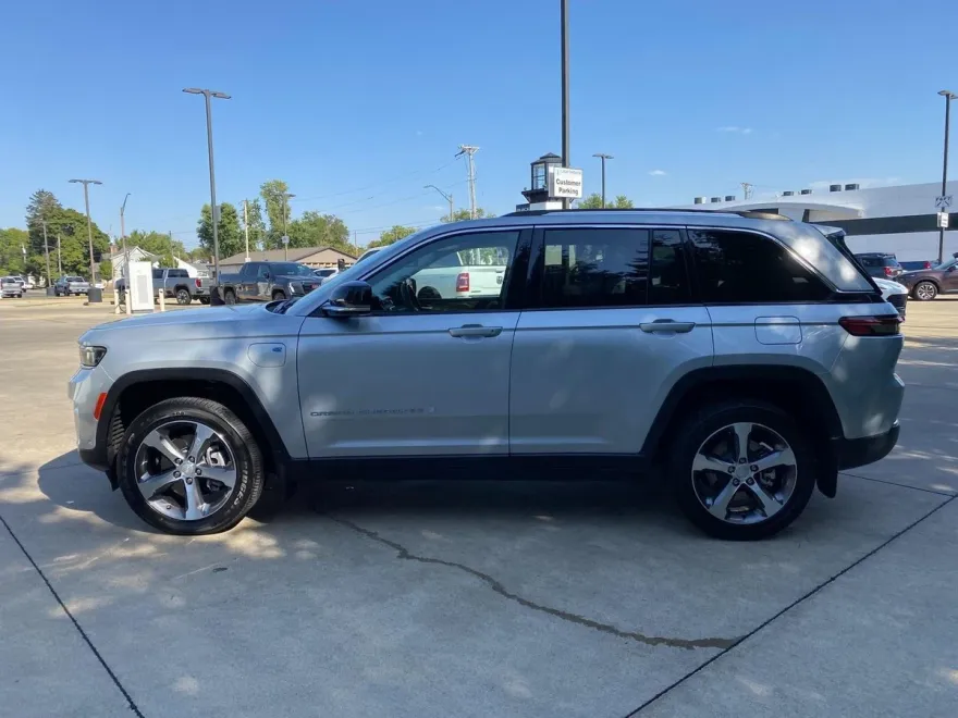 2023 Jeep Cherokee 4xe photo 1