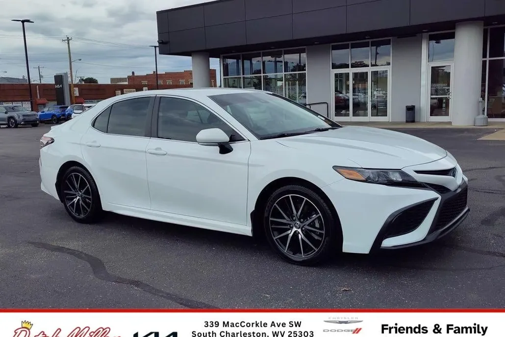 2024 Toyota Camry Hybrid SE photo 1