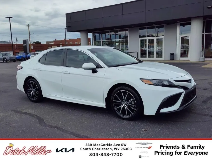 2024 Toyota Camry Hybrid SE photo 1