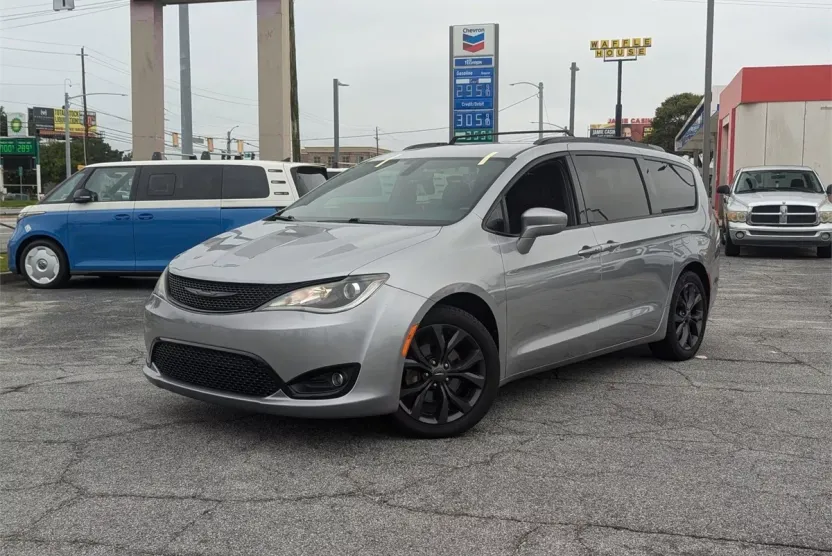 2020 Chrysler Pacifica Touring photo 1