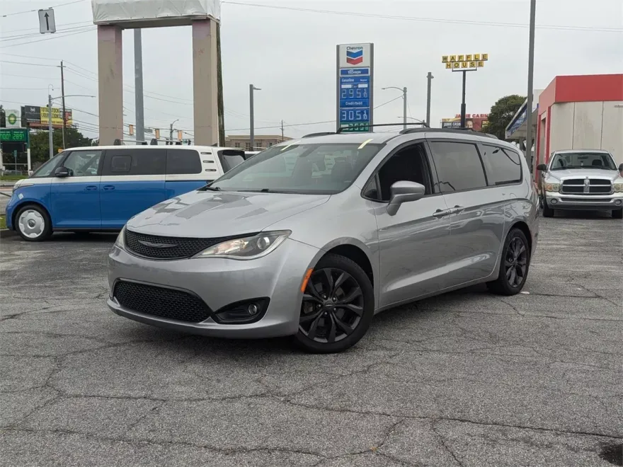 2020 Chrysler Pacifica Touring photo 1