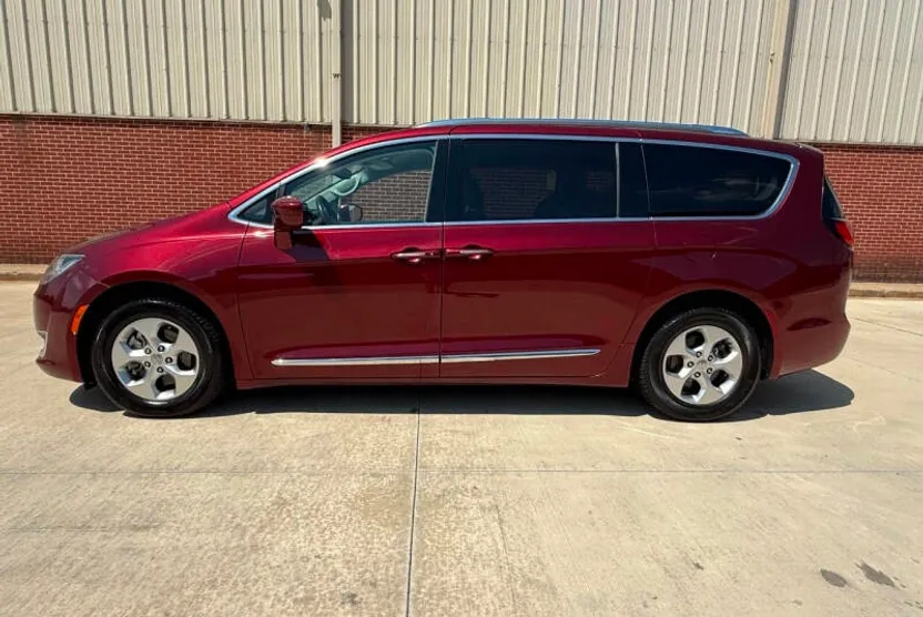 2017 Chrysler Pacifica Touring Plus photo 1