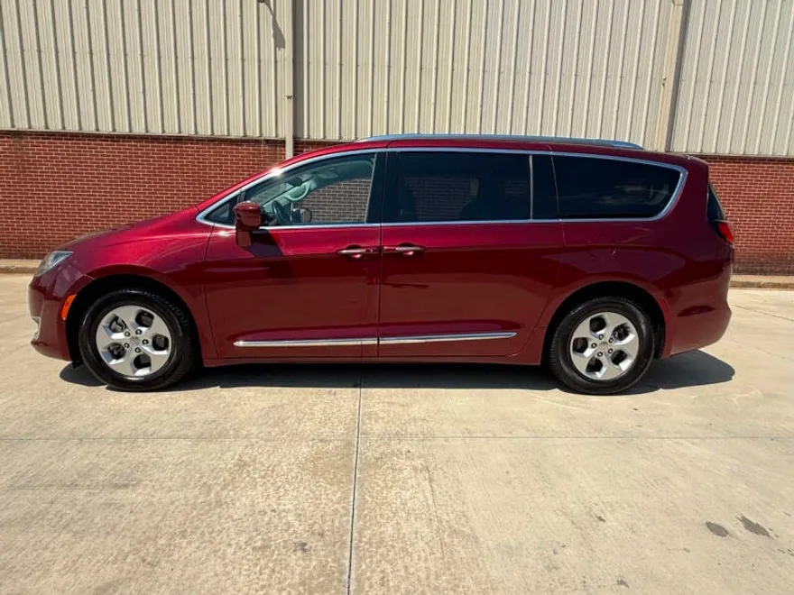 2017 Chrysler Pacifica Touring Plus photo 1