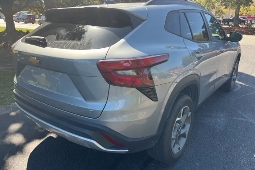 2024 Chevrolet Trax LT photo 1