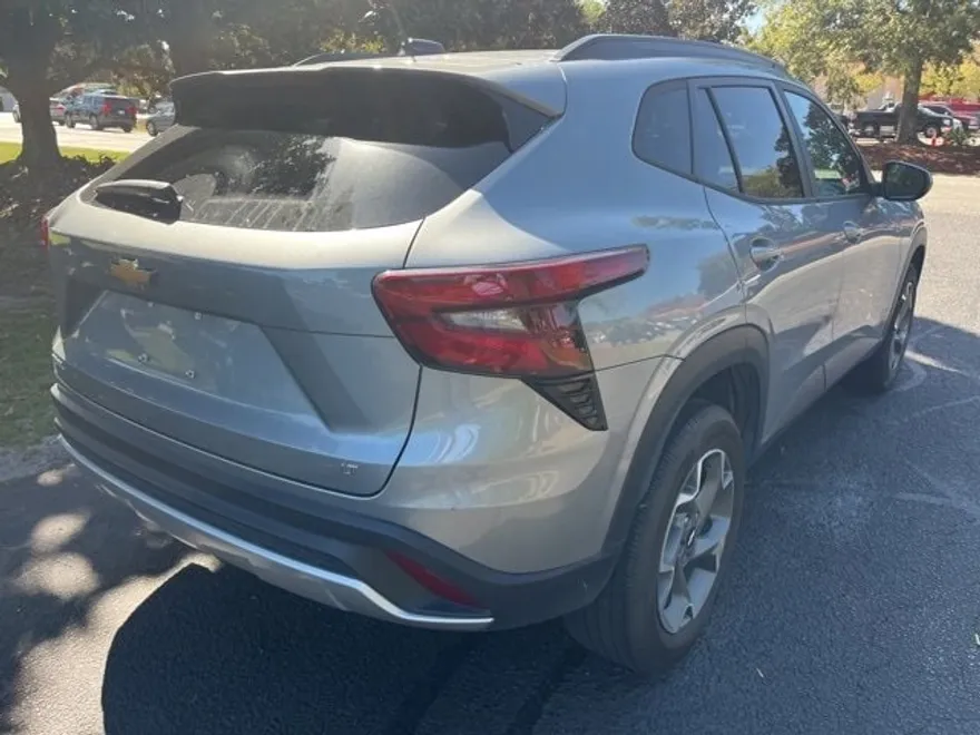 2024 Chevrolet Trax LT photo 1