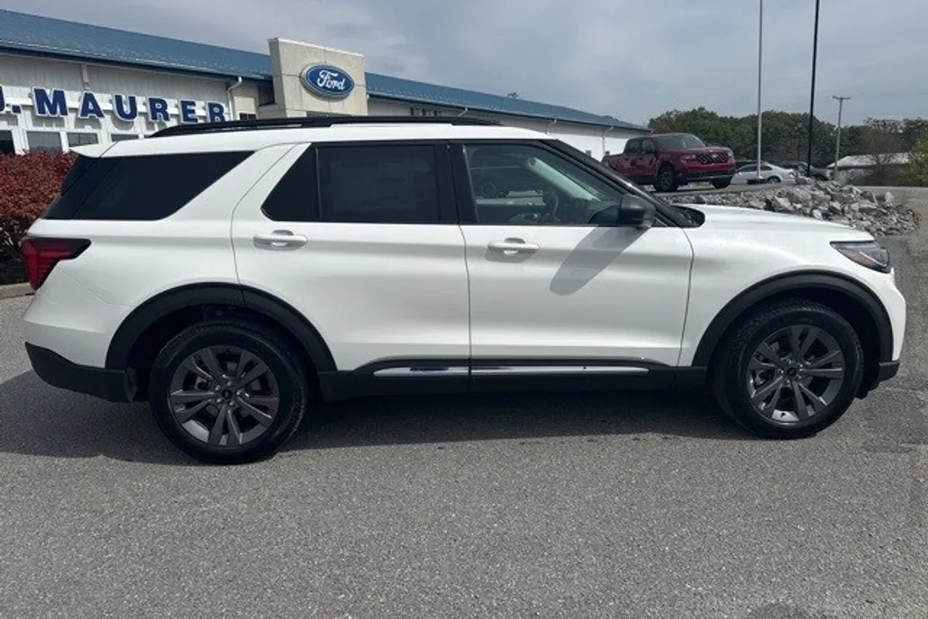 2025 Ford Explorer photo 1
