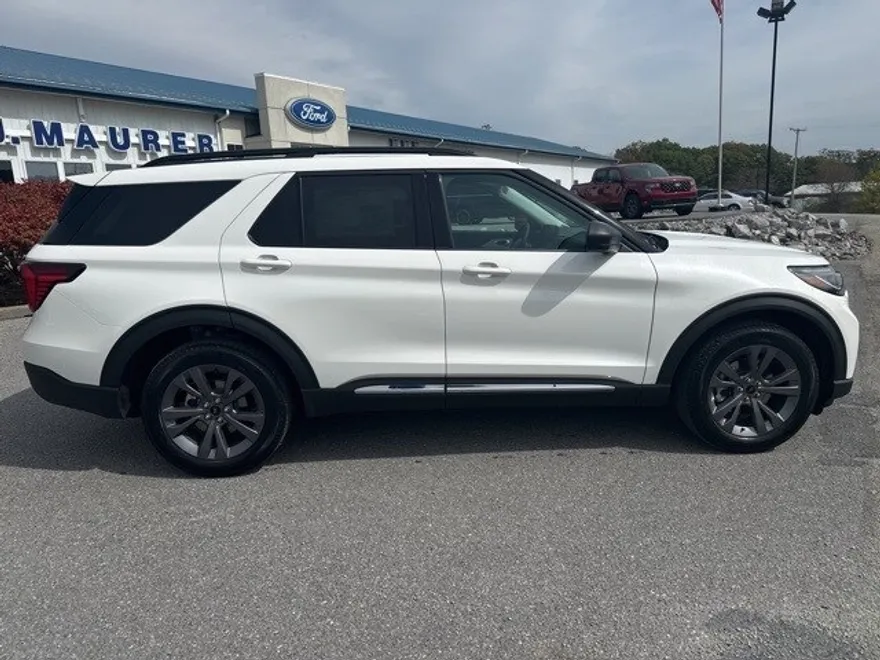 2025 Ford Explorer photo 1