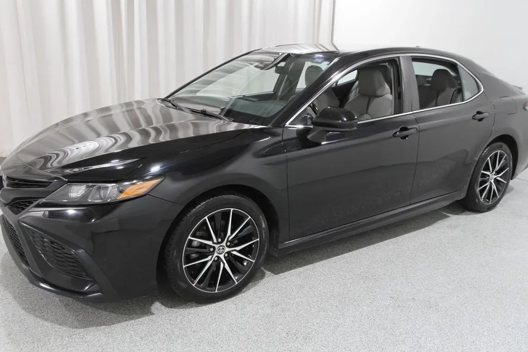 2021 Toyota Camry SE photo 1