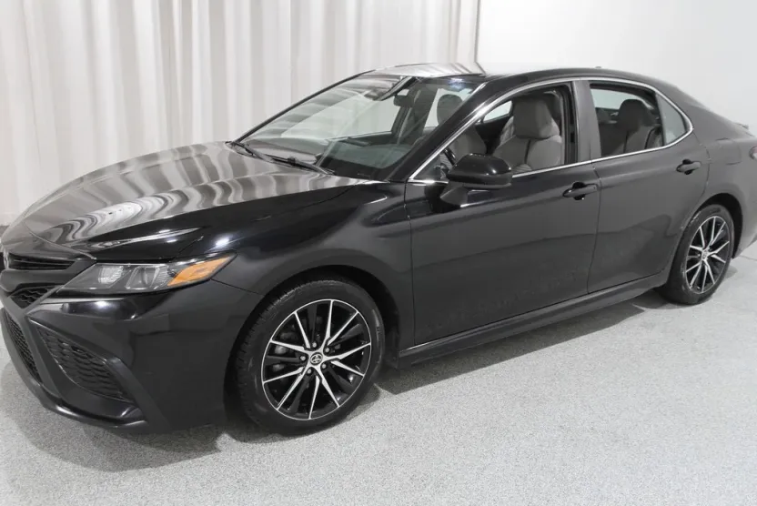 2021 Toyota Camry SE photo 1