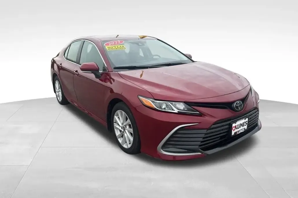 2022 Toyota Camry LE photo 1
