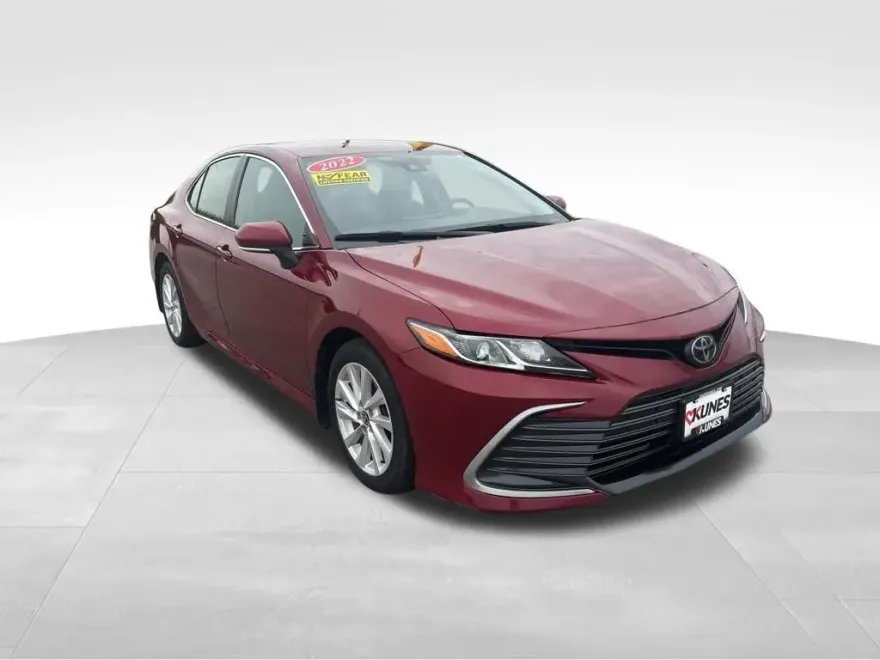 2022 Toyota Camry LE photo 1
