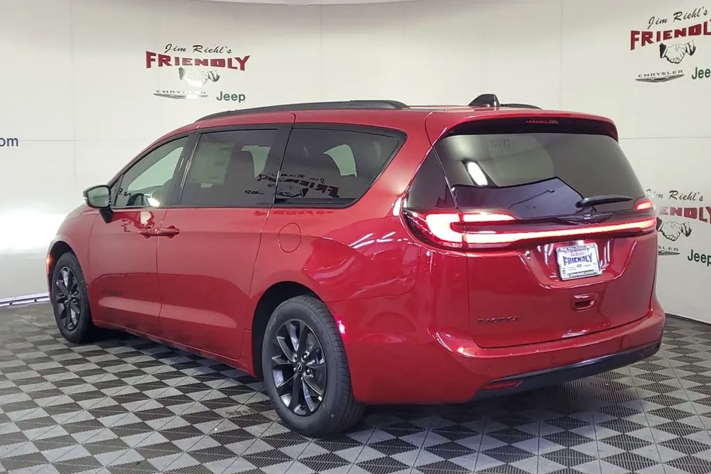 2025 Chrysler Pacifica photo 1