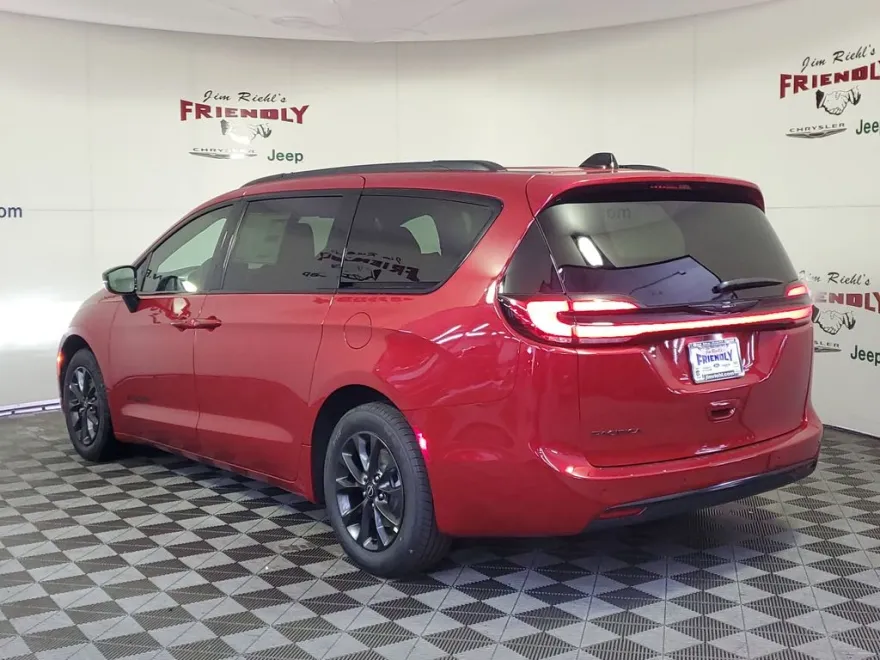 2025 Chrysler Pacifica photo 1