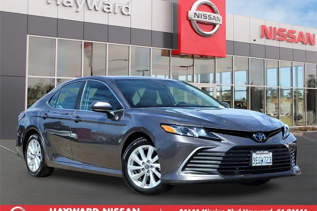 2023 Toyota Camry LE photo 1