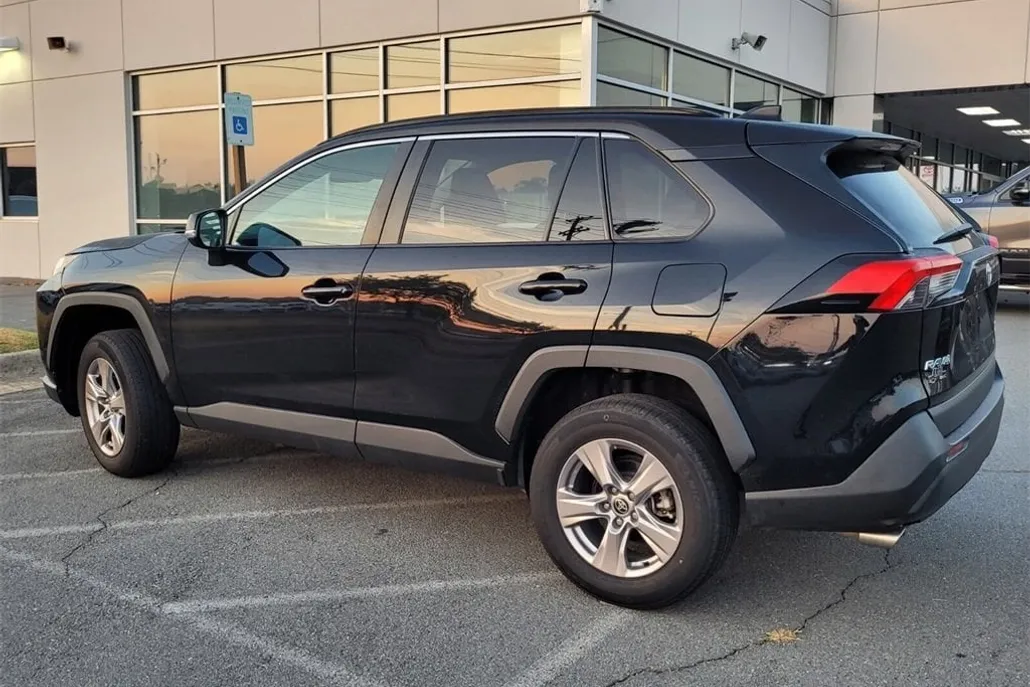 2022 Toyota RAV4 XLE photo 1