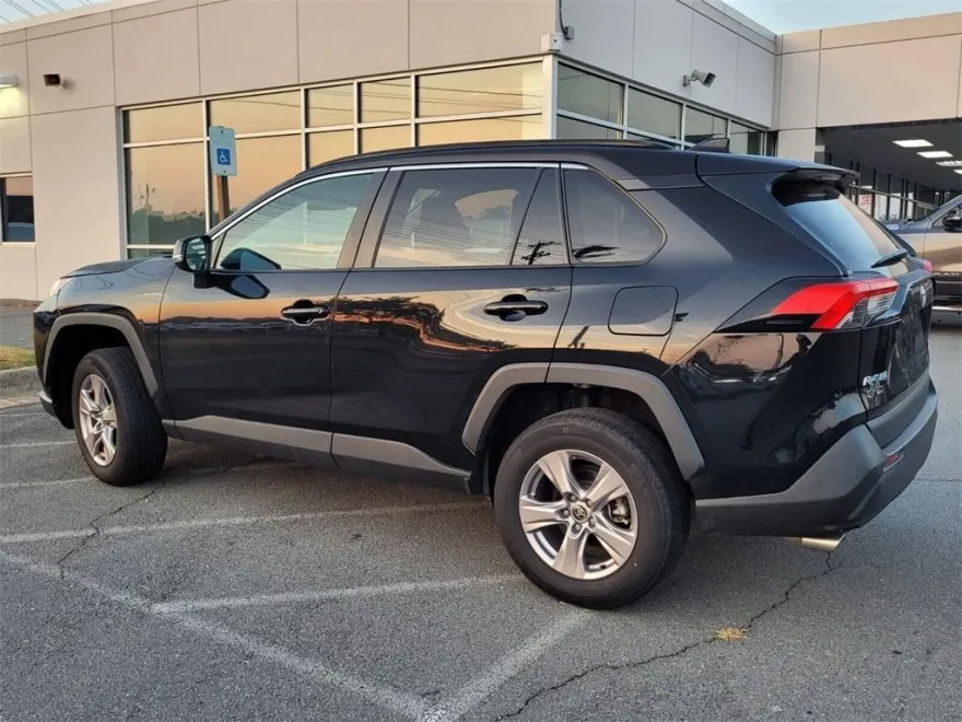 2022 Toyota RAV4 XLE photo 1