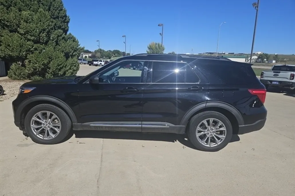 2022 Ford Explorer XLT photo 1