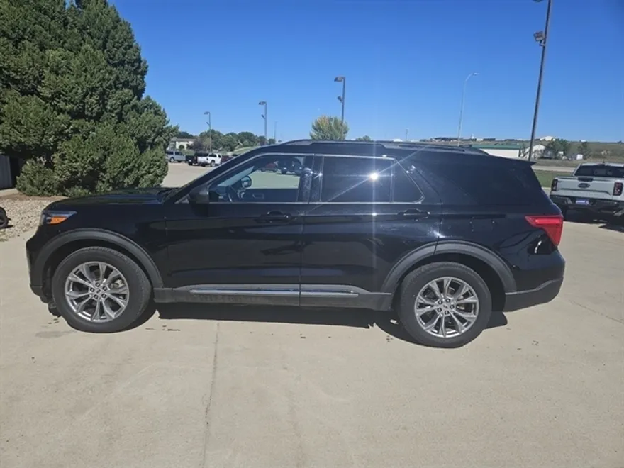 2022 Ford Explorer XLT photo 1
