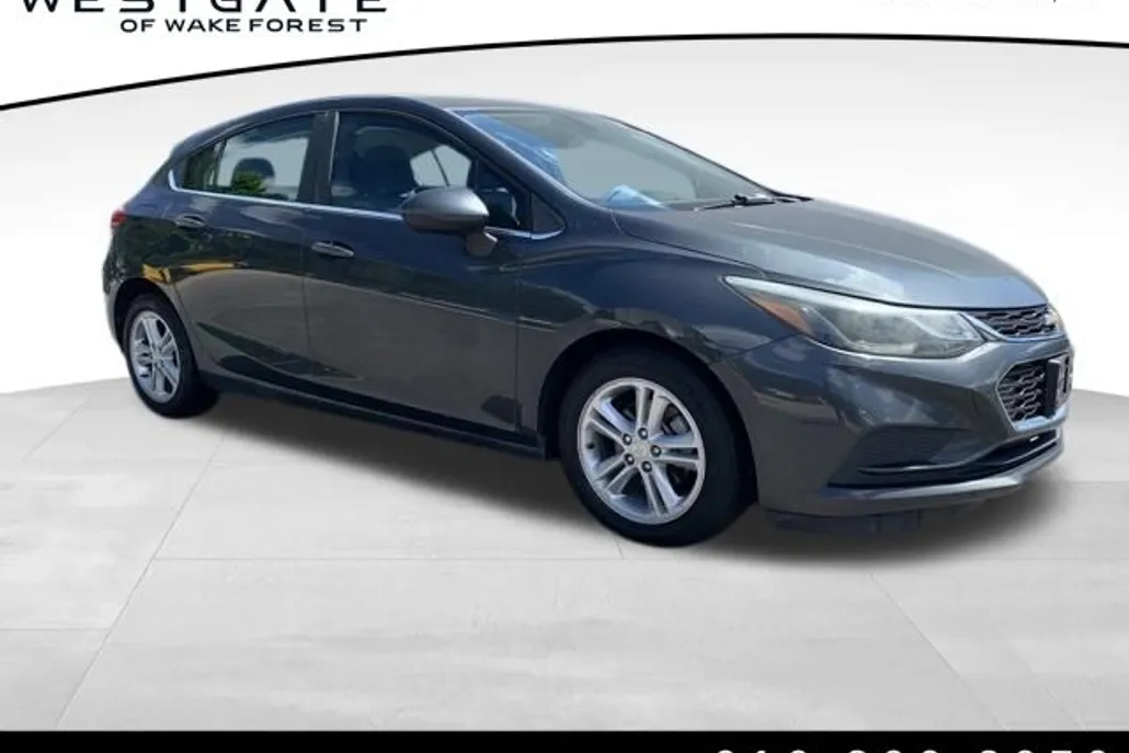 2017 Chevrolet Cruze LT photo 1