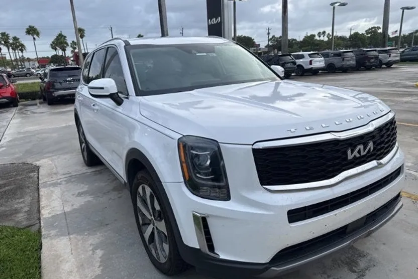2022 Kia Telluride S photo 1
