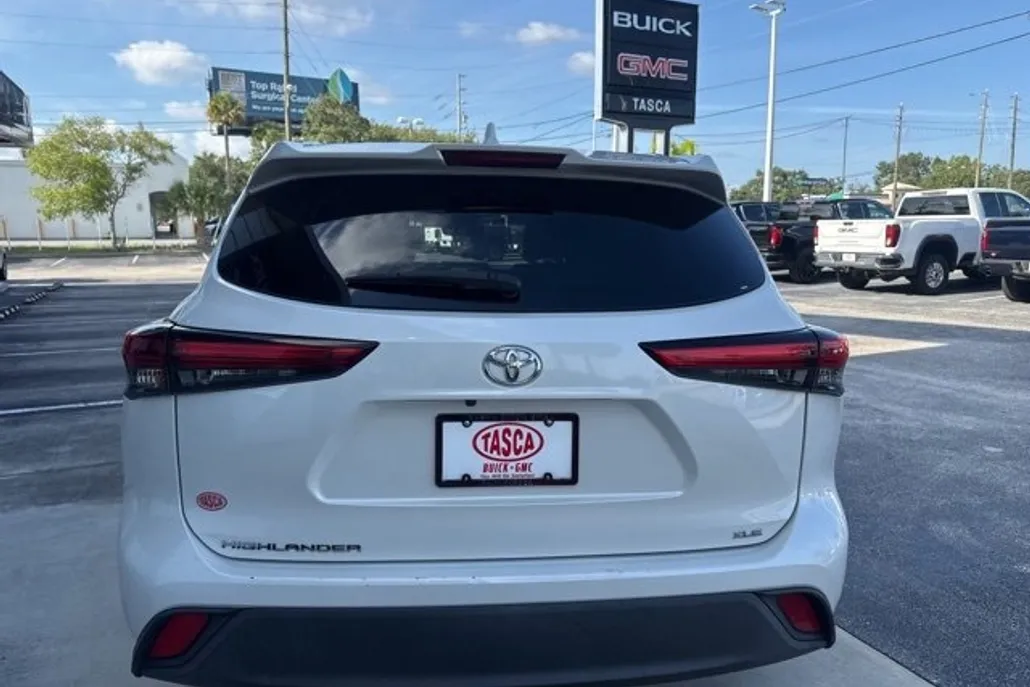 2021 Toyota Highlander XLE photo 1