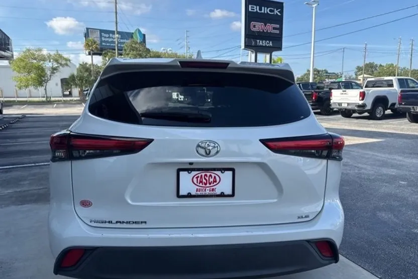 2021 Toyota Highlander XLE photo 1