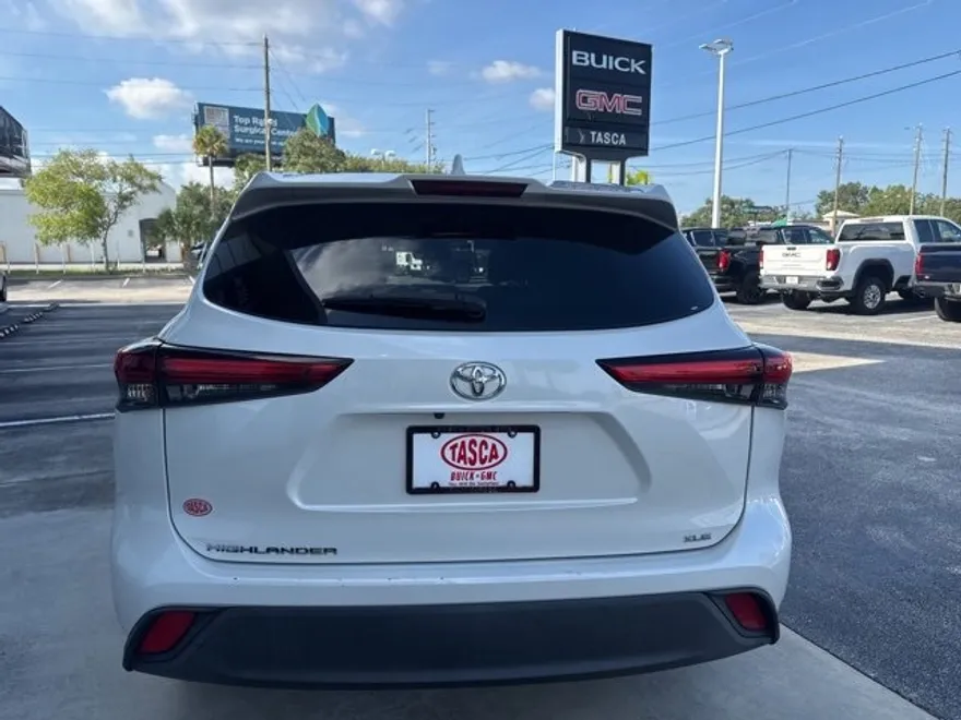 2021 Toyota Highlander XLE photo 1