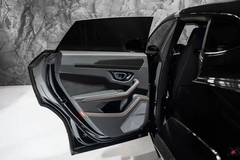 2021 Lamborghini Urus photo 1