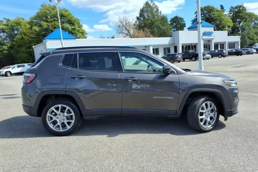 2022 Jeep Compass Latitude photo 1