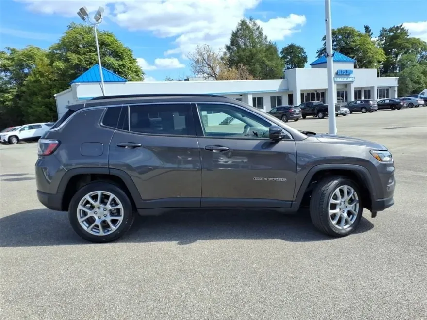 2022 Jeep Compass Latitude photo 1