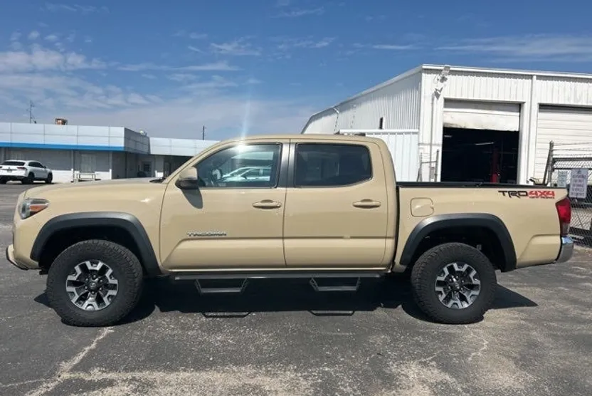 2017 Toyota Tacoma SR5 photo 1