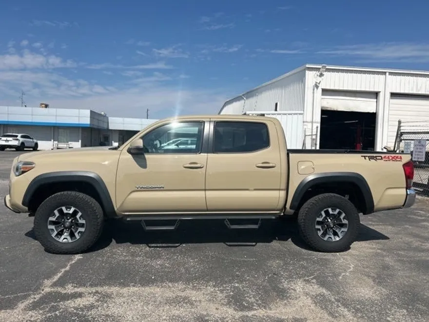 2017 Toyota Tacoma SR5 photo 1