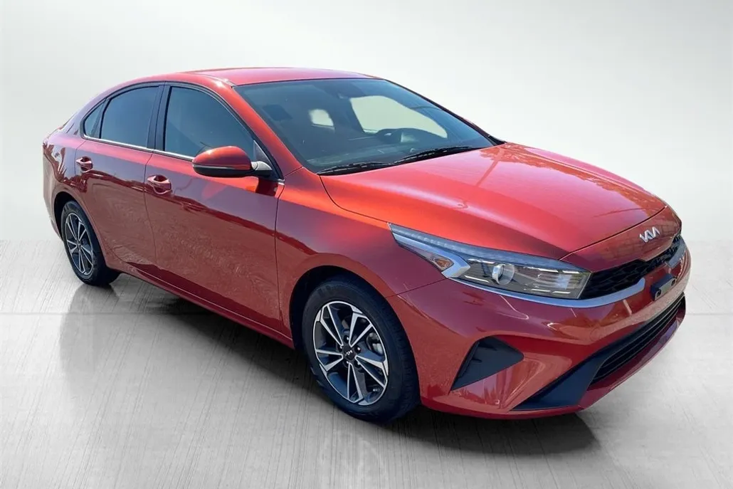 2023 Kia Forte LXS photo 1