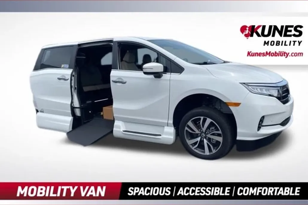 2023 Honda Odyssey Touring photo 1