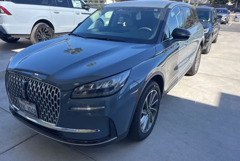 2023 Lincoln Corsair Standard photo 1