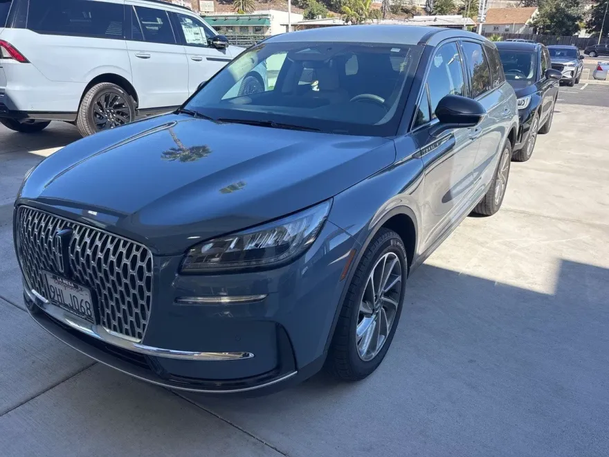 2023 Lincoln Corsair Standard photo 1