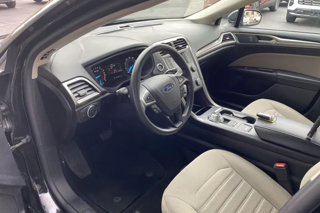 2019 Ford Fusion S photo 1