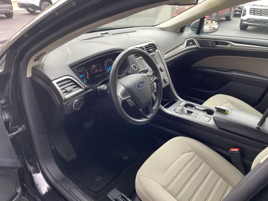 2019 Ford Fusion S photo 1