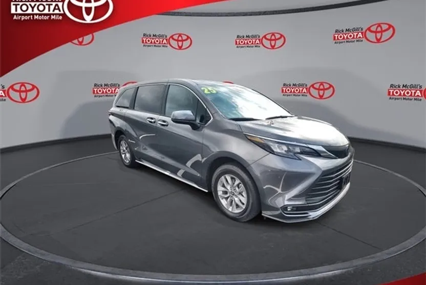 2025 Toyota Sienna XLE photo 1