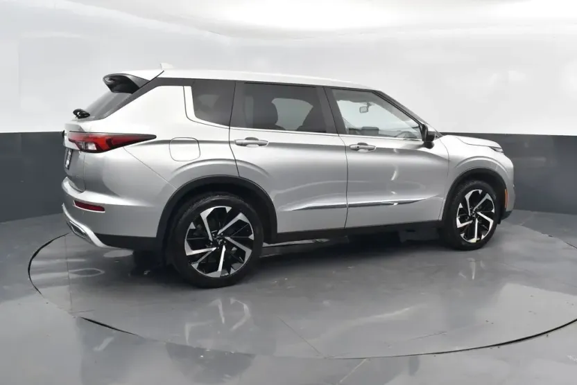 2022 Mitsubishi Outlander SE photo 1