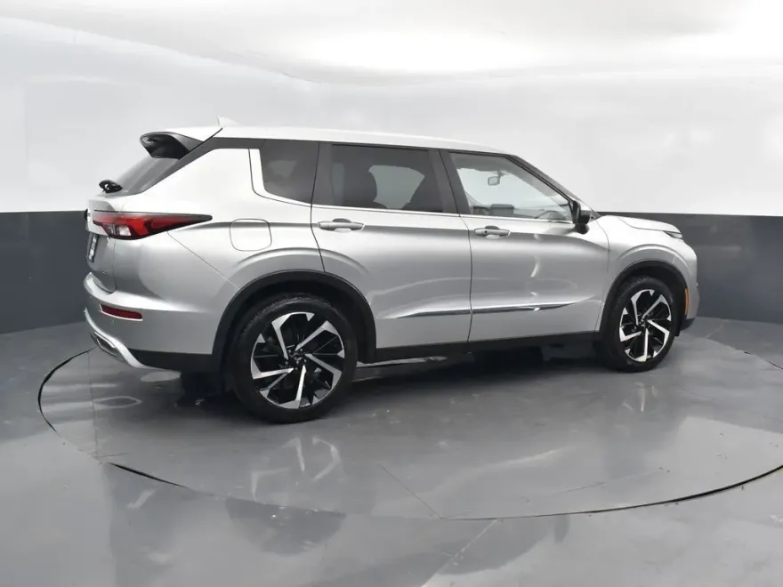 2022 Mitsubishi Outlander SE photo 1