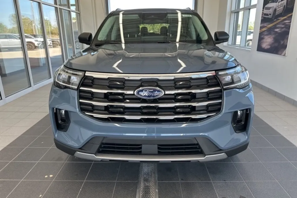 2025 Ford Explorer photo 1