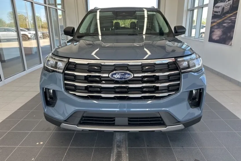 2025 Ford Explorer photo 1