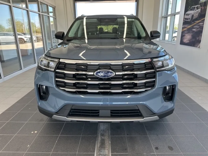 2025 Ford Explorer photo 1