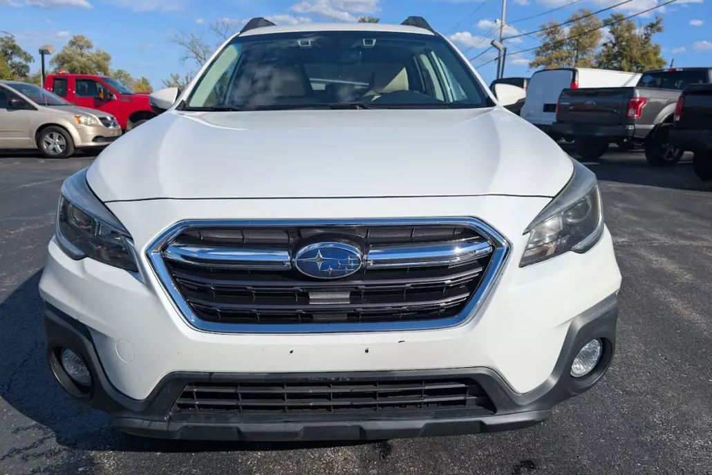 2019 Subaru Outback Premium photo 1