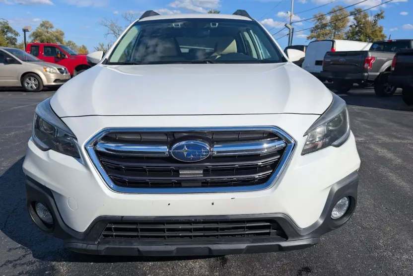 2019 Subaru Outback Premium photo 1