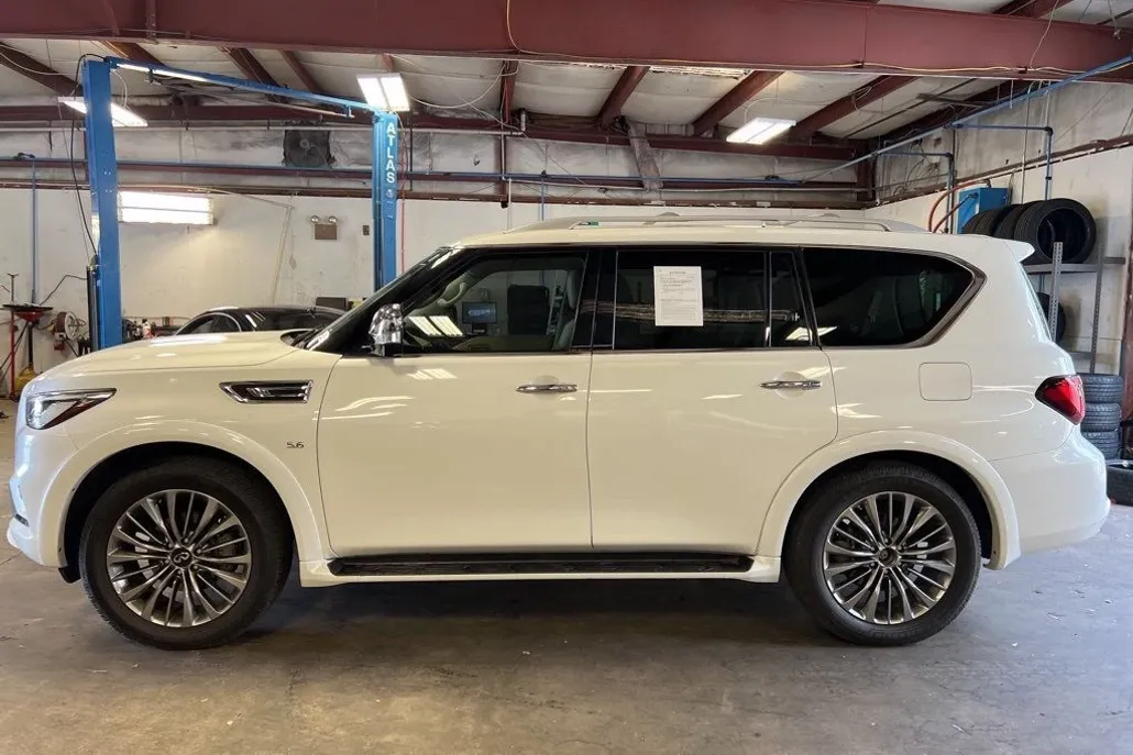 2019 Infiniti QX80 Luxe photo 1