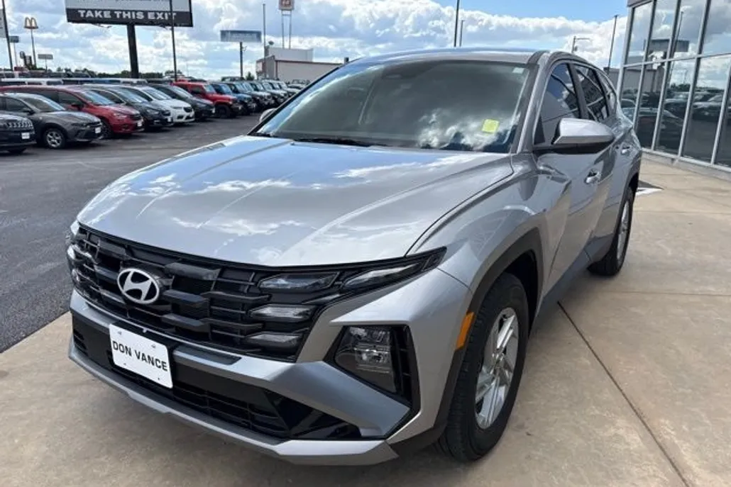 2025 Hyundai Tucson SE photo 1