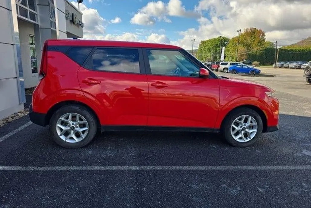 2022 Kia Soul LX photo 1