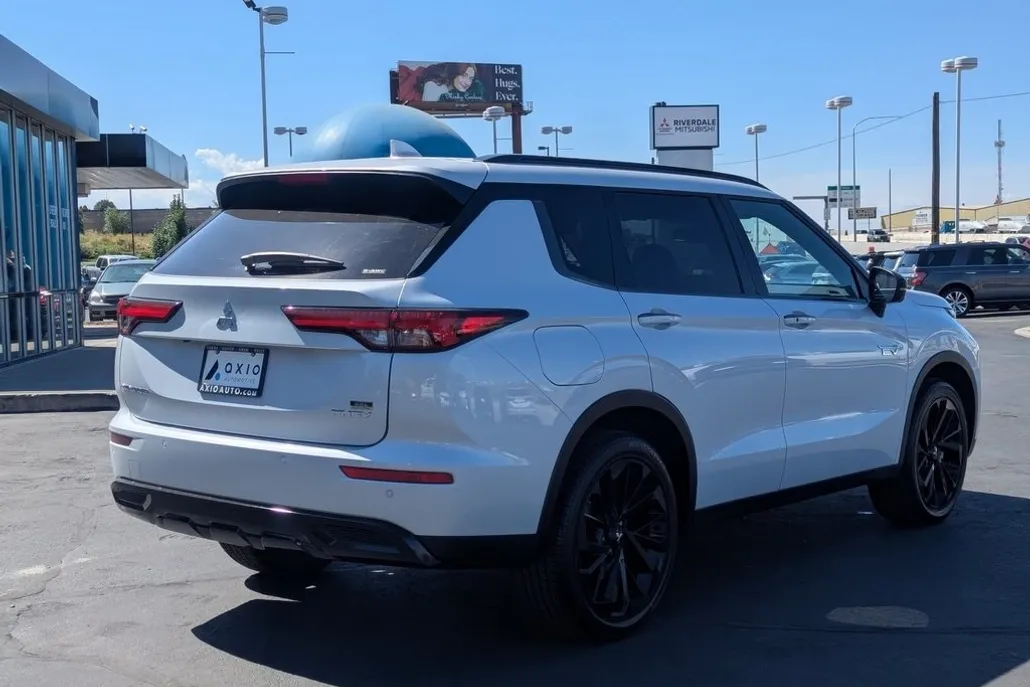 2025 Mitsubishi Outlander SEL Platinum GT photo 1